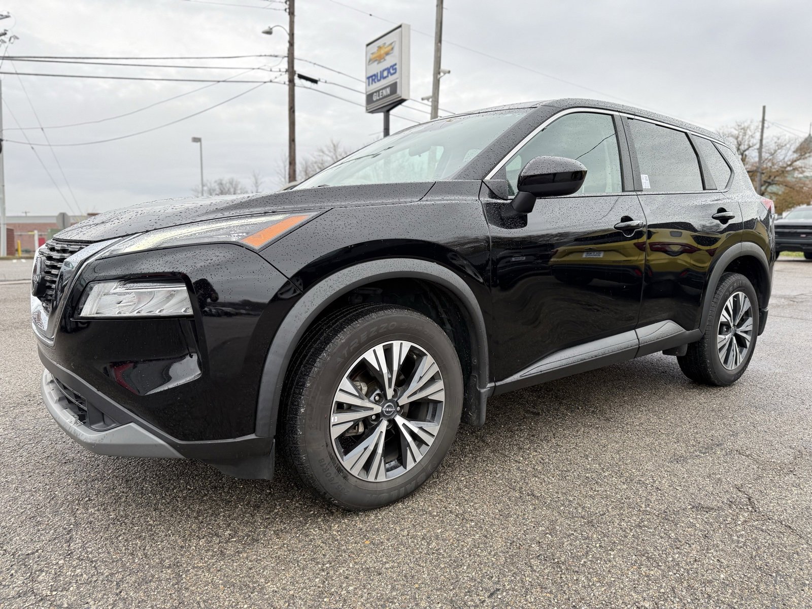 Used 2023 Nissan Rogue SV image 2