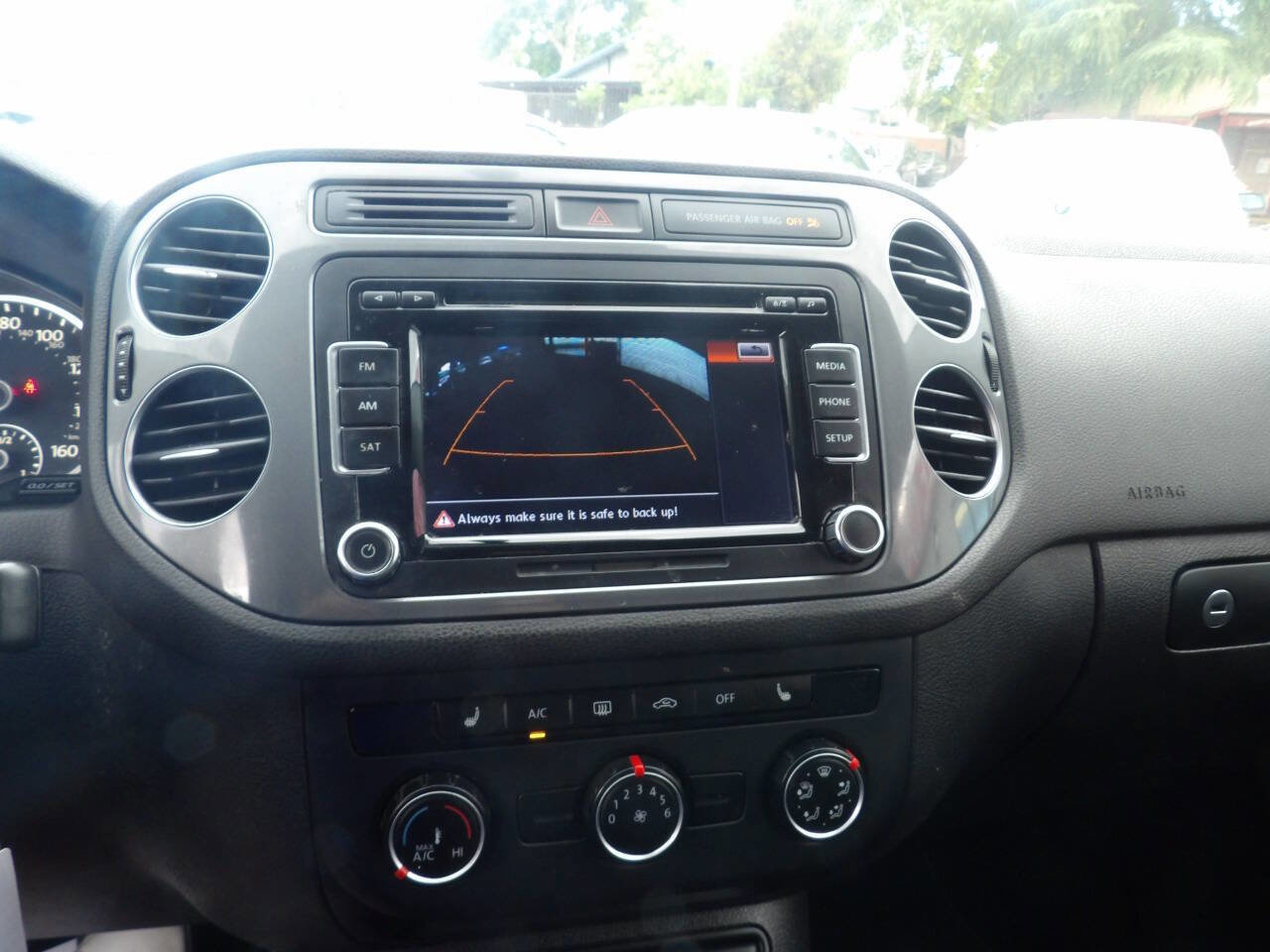 Used 2015 Volkswagen Tiguan SE image 6