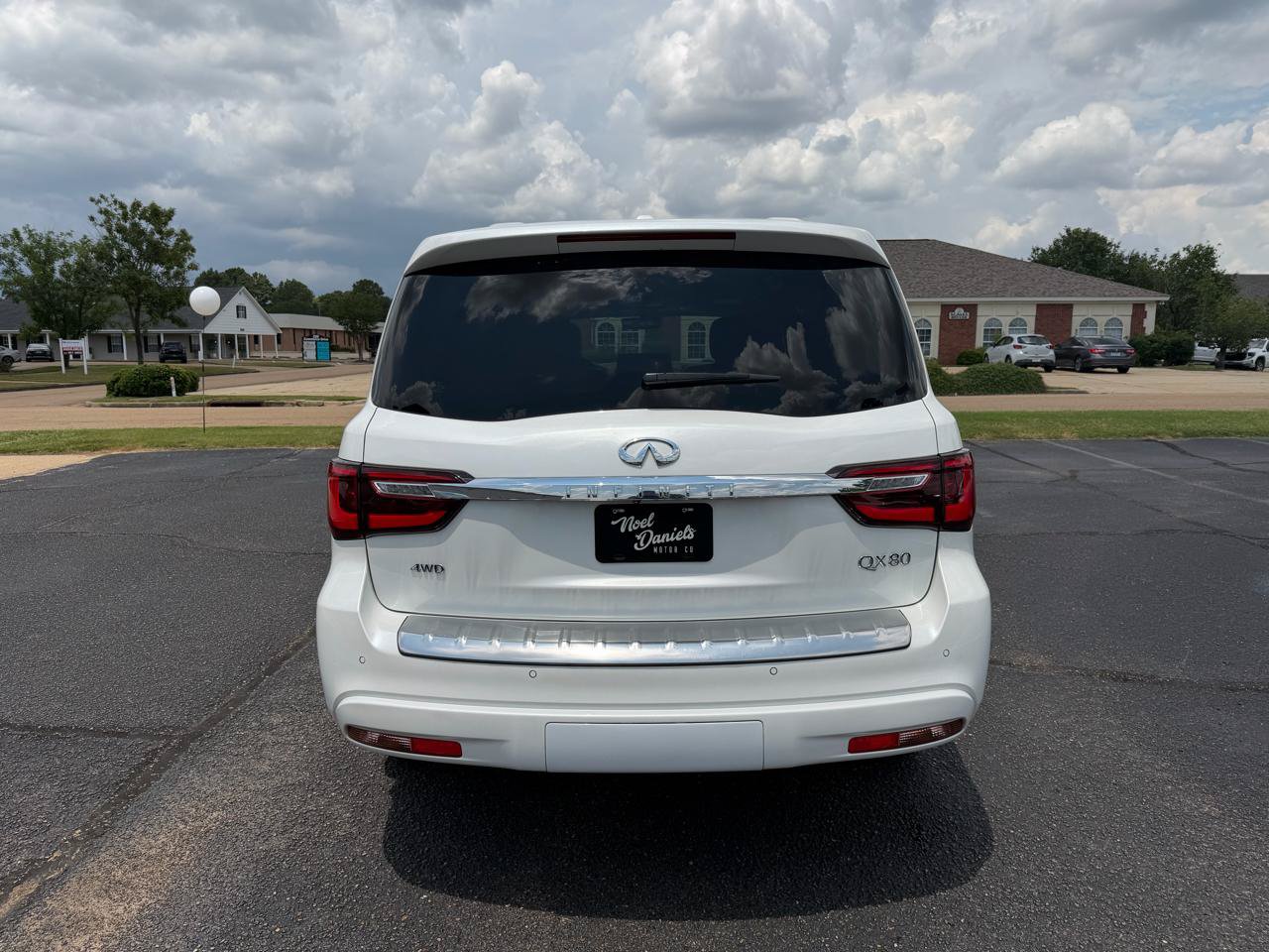 Used 2024 INFINITI QX80 Sensory w/ Cargo Package AWD/4WD image 14