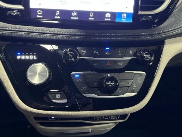 Used 2024 Chrysler Pacifica Touring-L FWD image 30