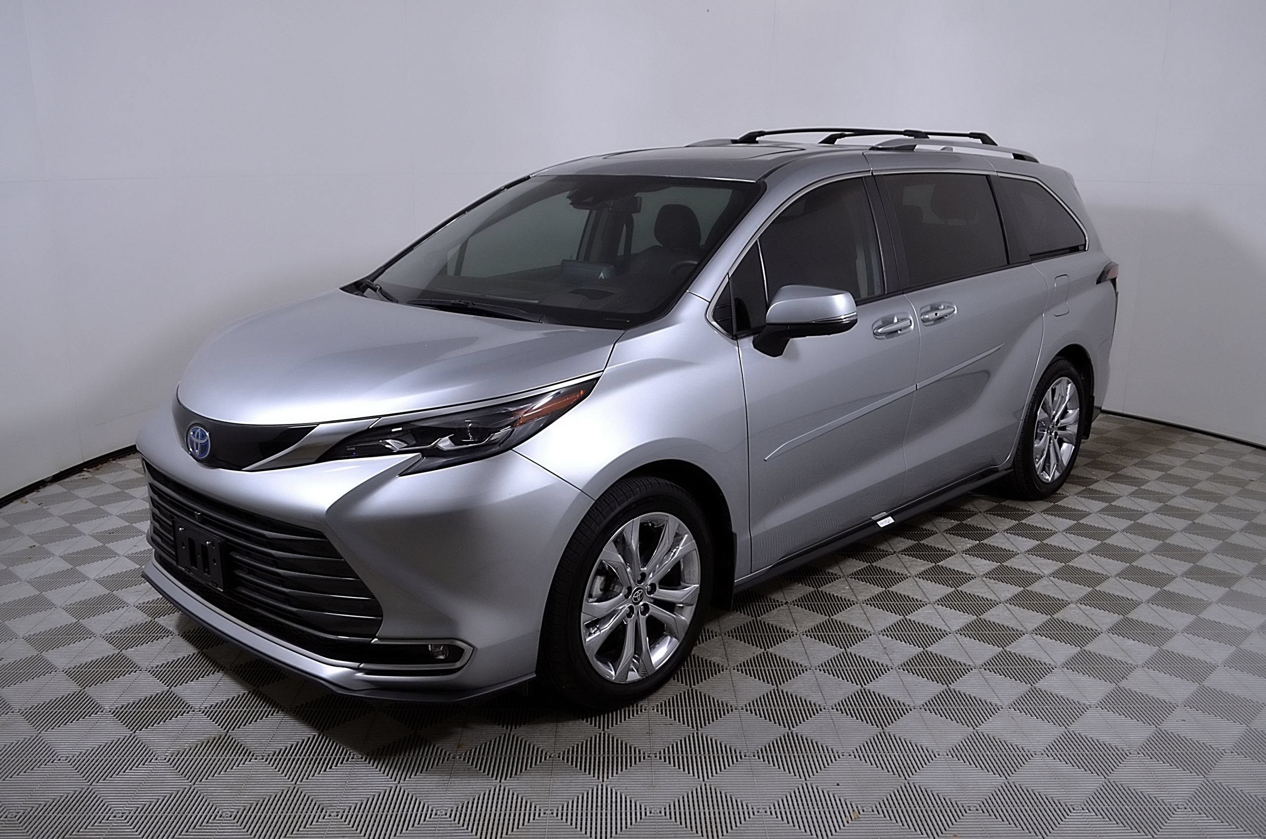 Used 2024 Toyota Sienna Platinum FWD image 4