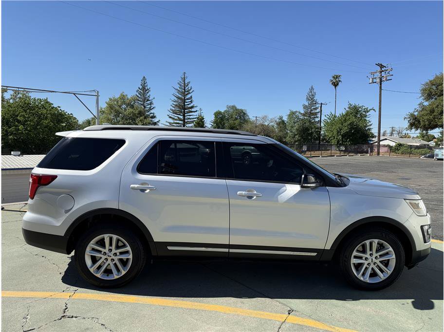 Used 2017 Ford Explorer XLT w/ Equipment Group 201A FWD image 5