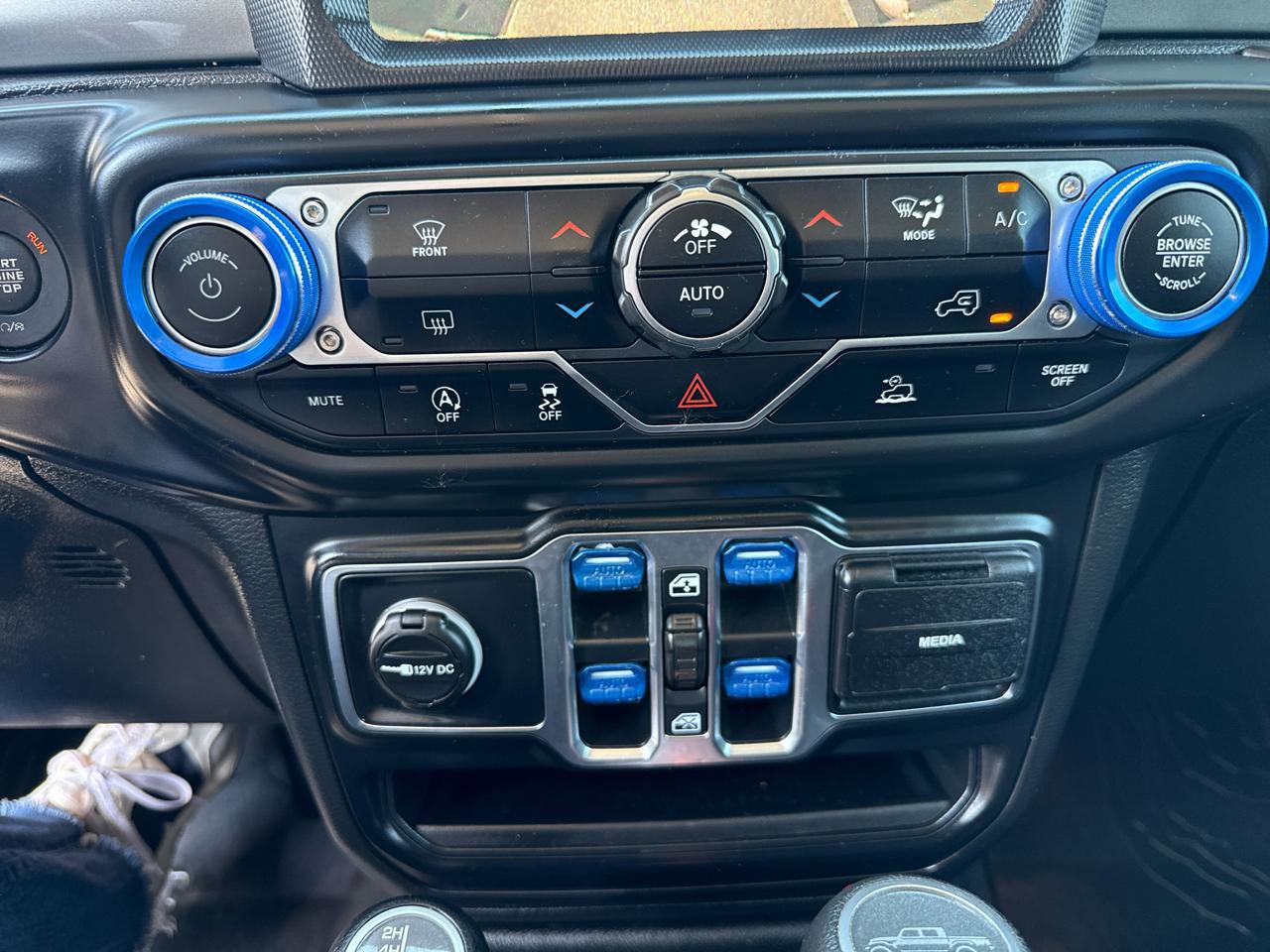 Used 2020 Jeep Gladiator Overland AWD/4WD image 25