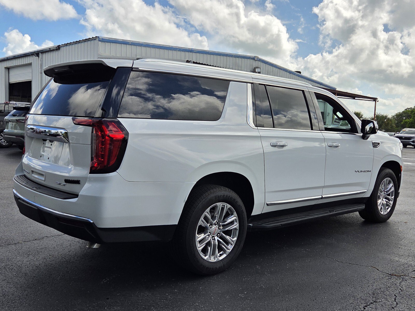 Certified 2021 GMC Yukon XL SLT w/ SLT Premium Package AWD/4WD image 5