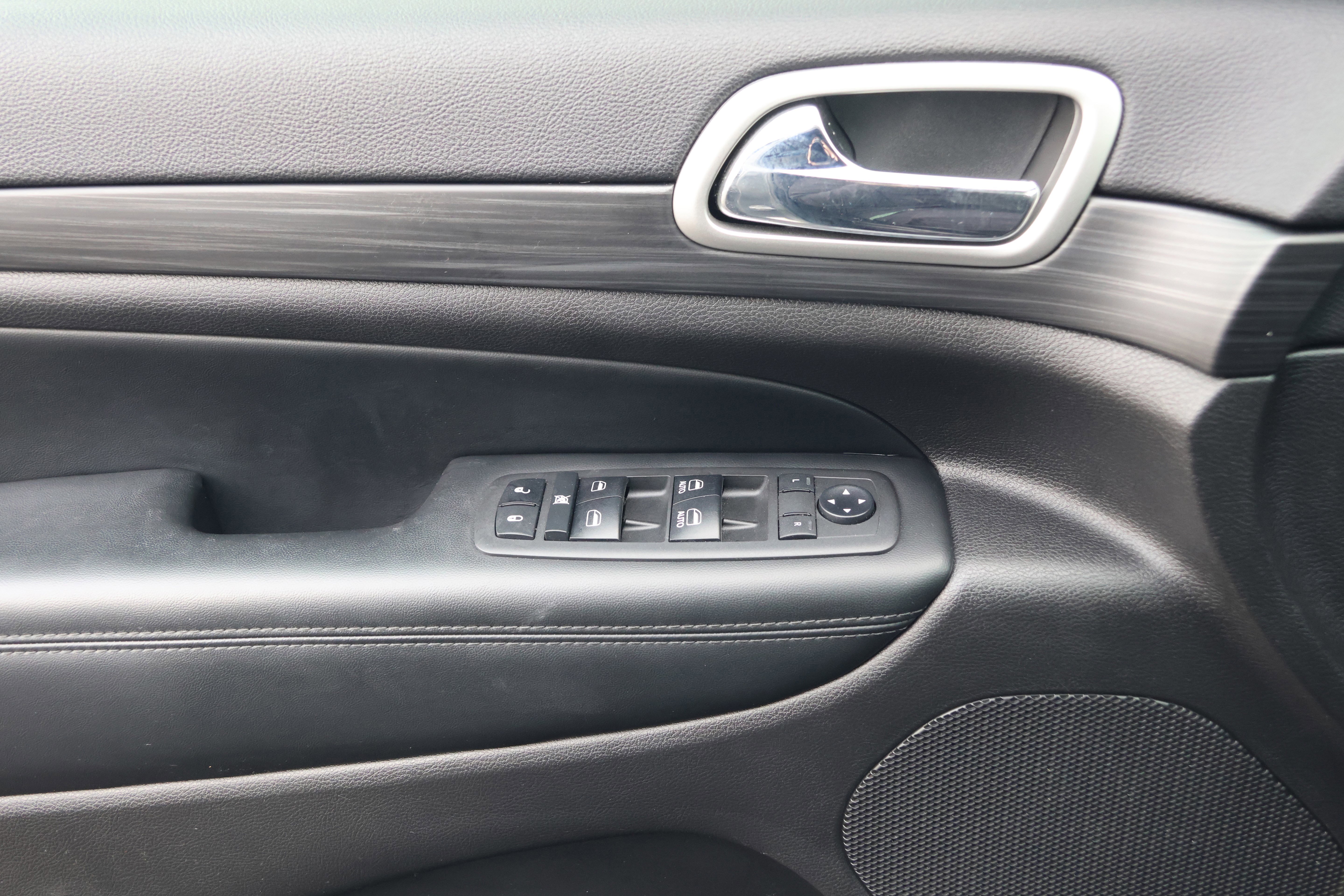 Used 2019 Jeep Grand Cherokee Altitude image 12