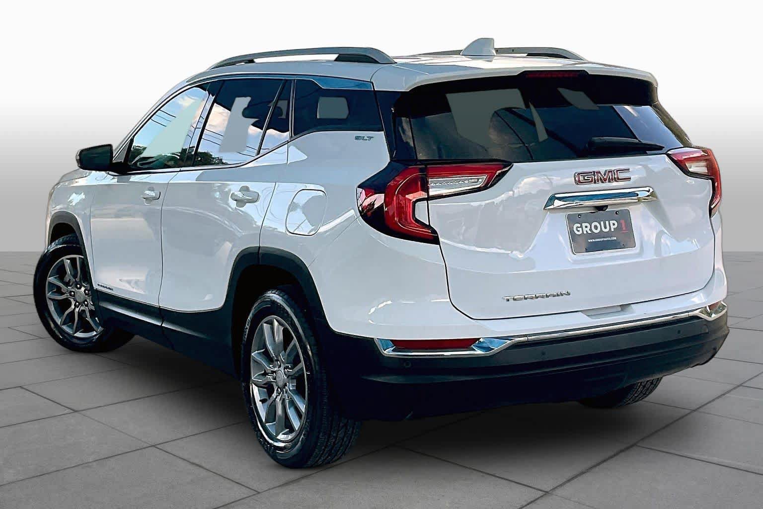 Used 2022 GMC Terrain SLT w/ Tech Package FWD image 12
