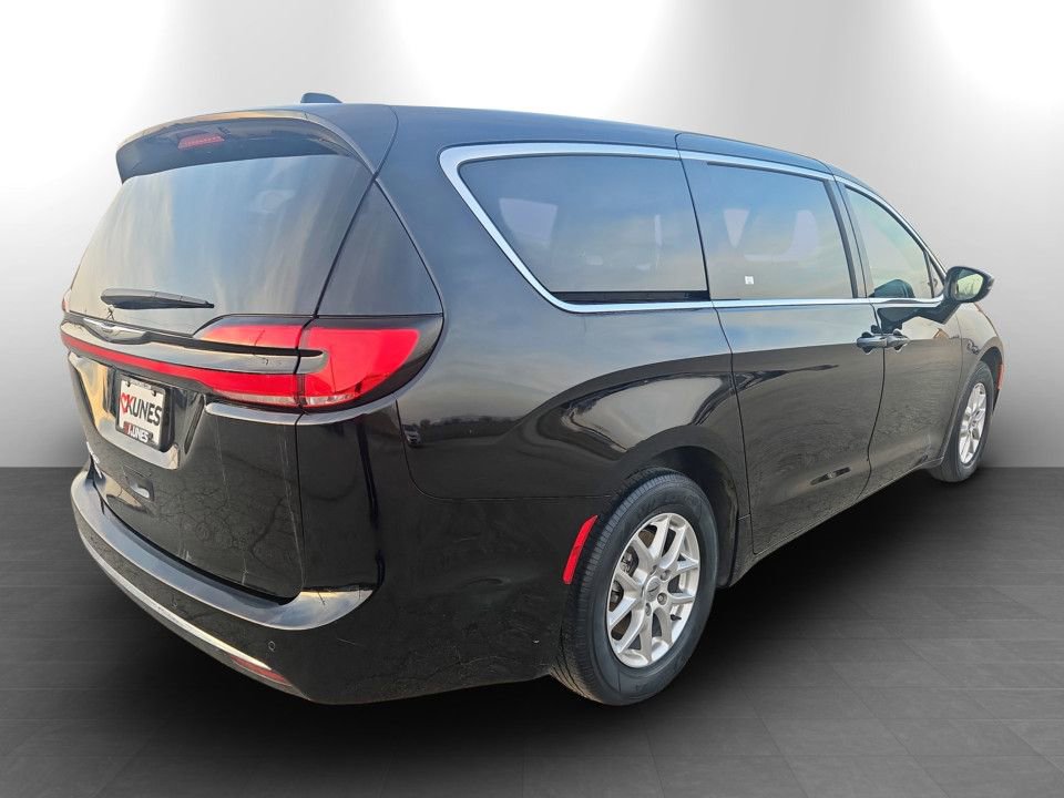 Used 2024 Chrysler Pacifica Touring-L image 7