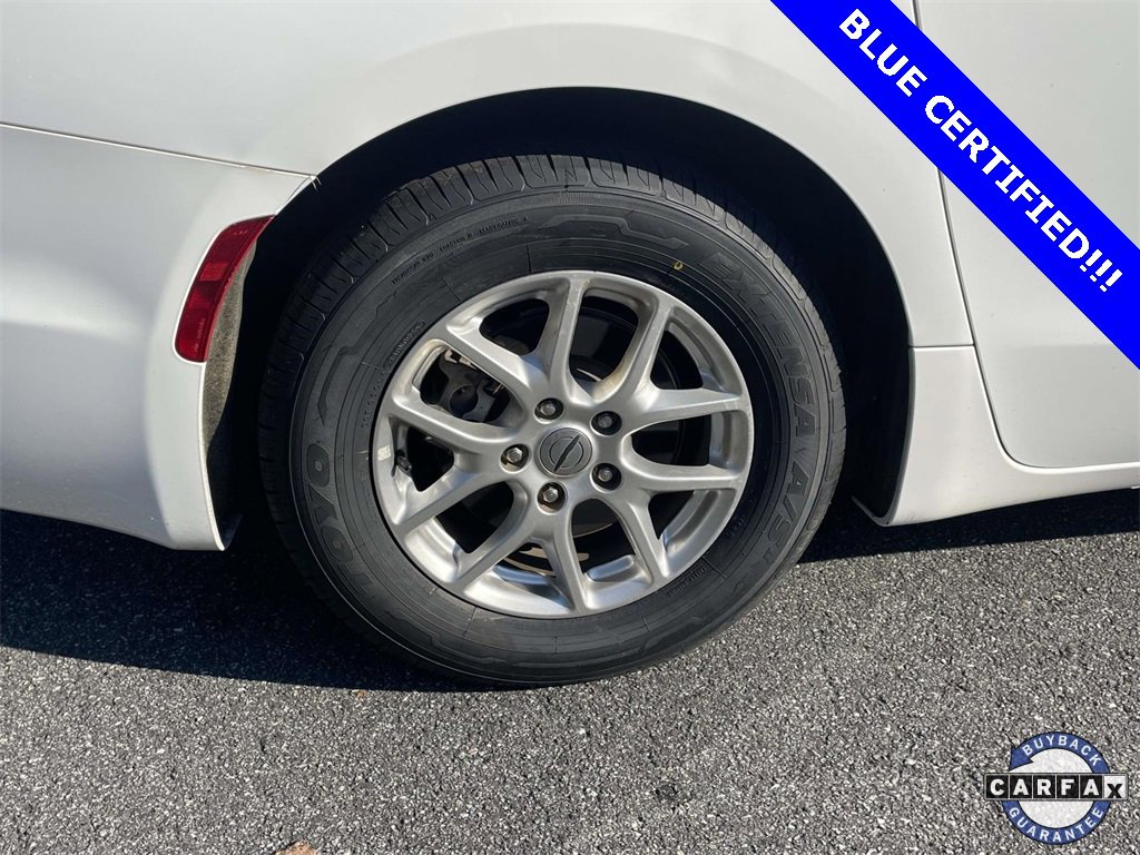 Used 2022 Chrysler Pacifica Touring-L image 7