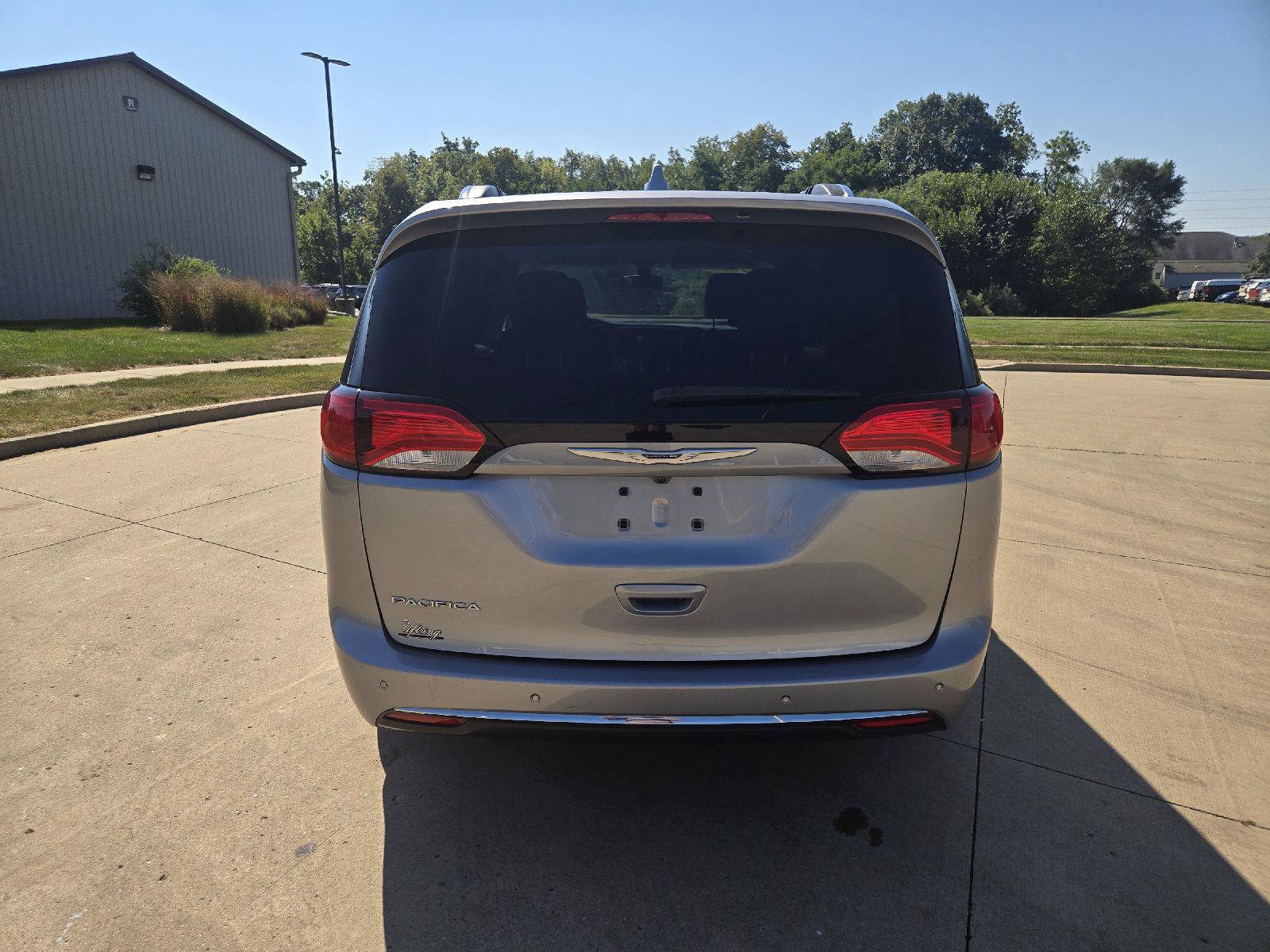 Used 2019 Chrysler Pacifica Touring-L Plus w/ Tire & Wheel Group FWD image 8