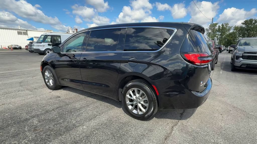Used 2023 Chrysler Pacifica Touring-L AWD/4WD image 6