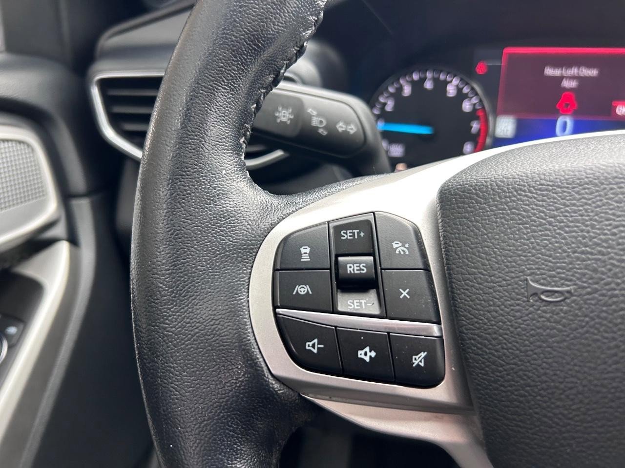 Used 2022 Ford Explorer Limited image 16