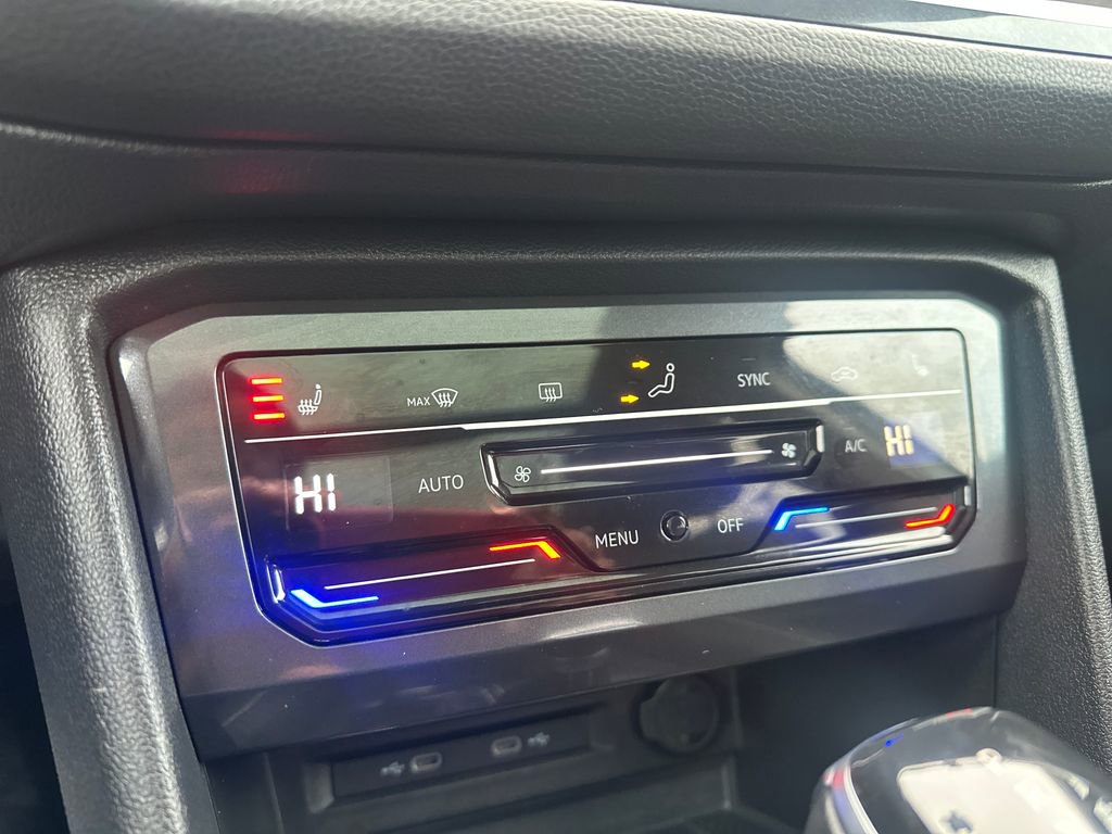 Used 2023 Volkswagen Tiguan SE w/ Panoramic Sunroof Package image 11