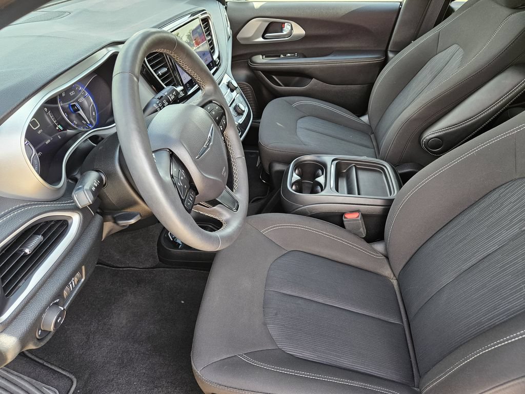 Used 2024 Chrysler Pacifica Touring FWD image 13