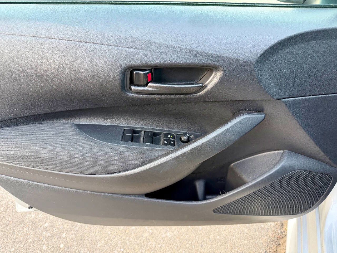 Used 2025 Toyota Corolla LE image 27