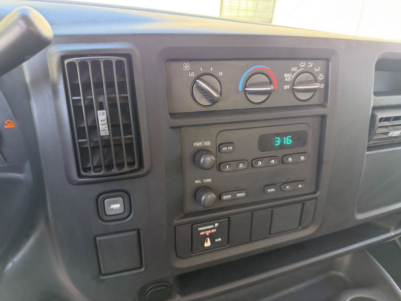 Used 2007 Chevrolet Express 3500 RWD image 22