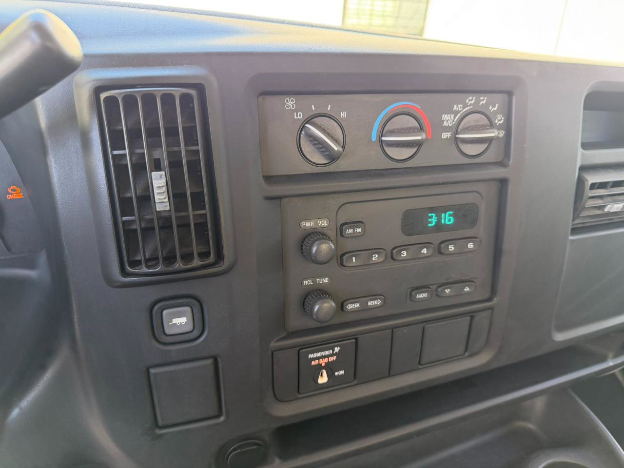 Used 2007 Chevrolet Express 3500 RWD image 22