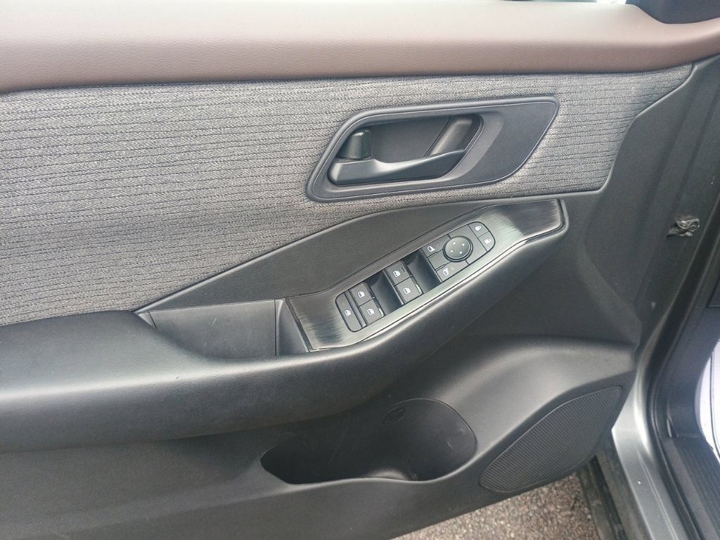 Used 2023 Nissan Rogue S AWD/4WD image 11