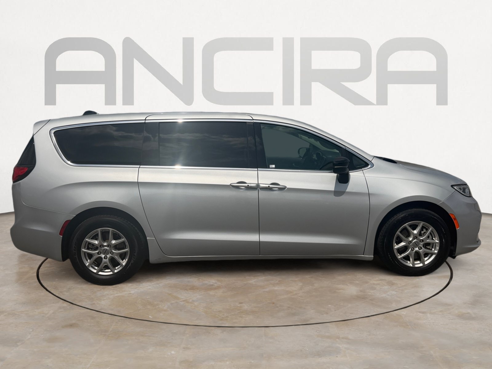 Used 2024 Chrysler Pacifica Touring-L FWD image 12