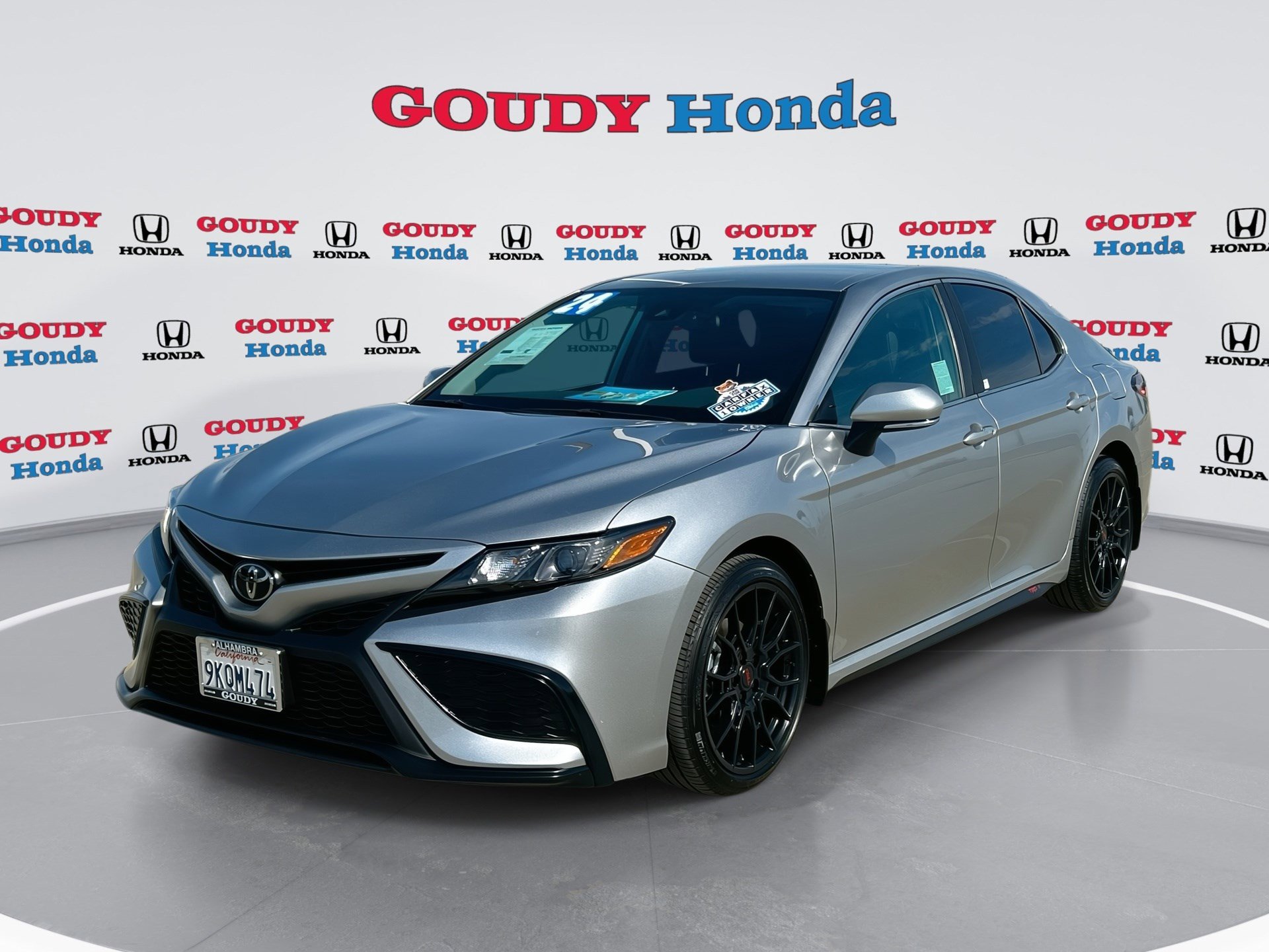 Used 2024 Toyota Camry SE image 1