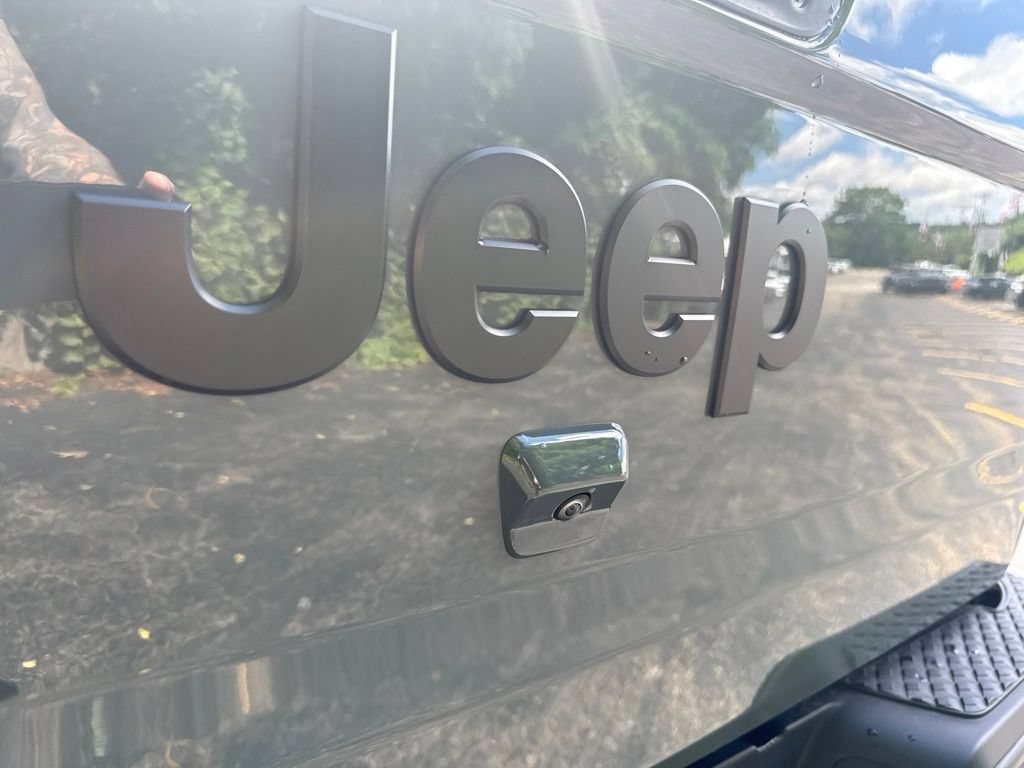 Used 2025 Jeep Gladiator Sport AWD/4WD image 13