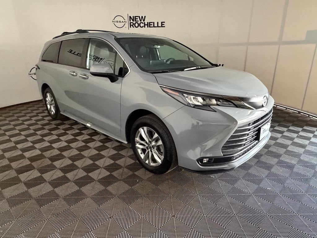 Used 2023 Toyota Sienna XLE Woodland Edition AWD/4WD image 5