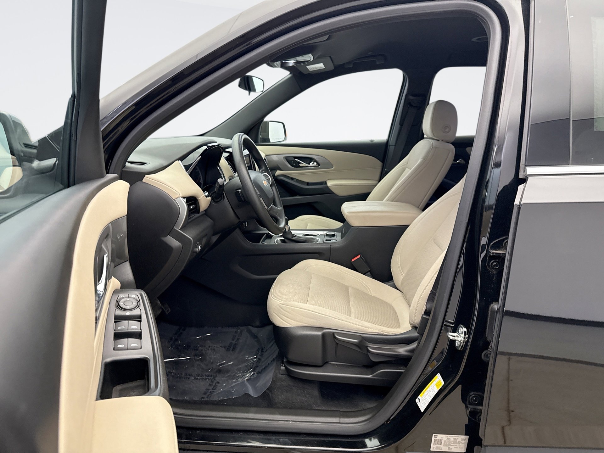 Used 2023 Chevrolet Traverse LS image 10