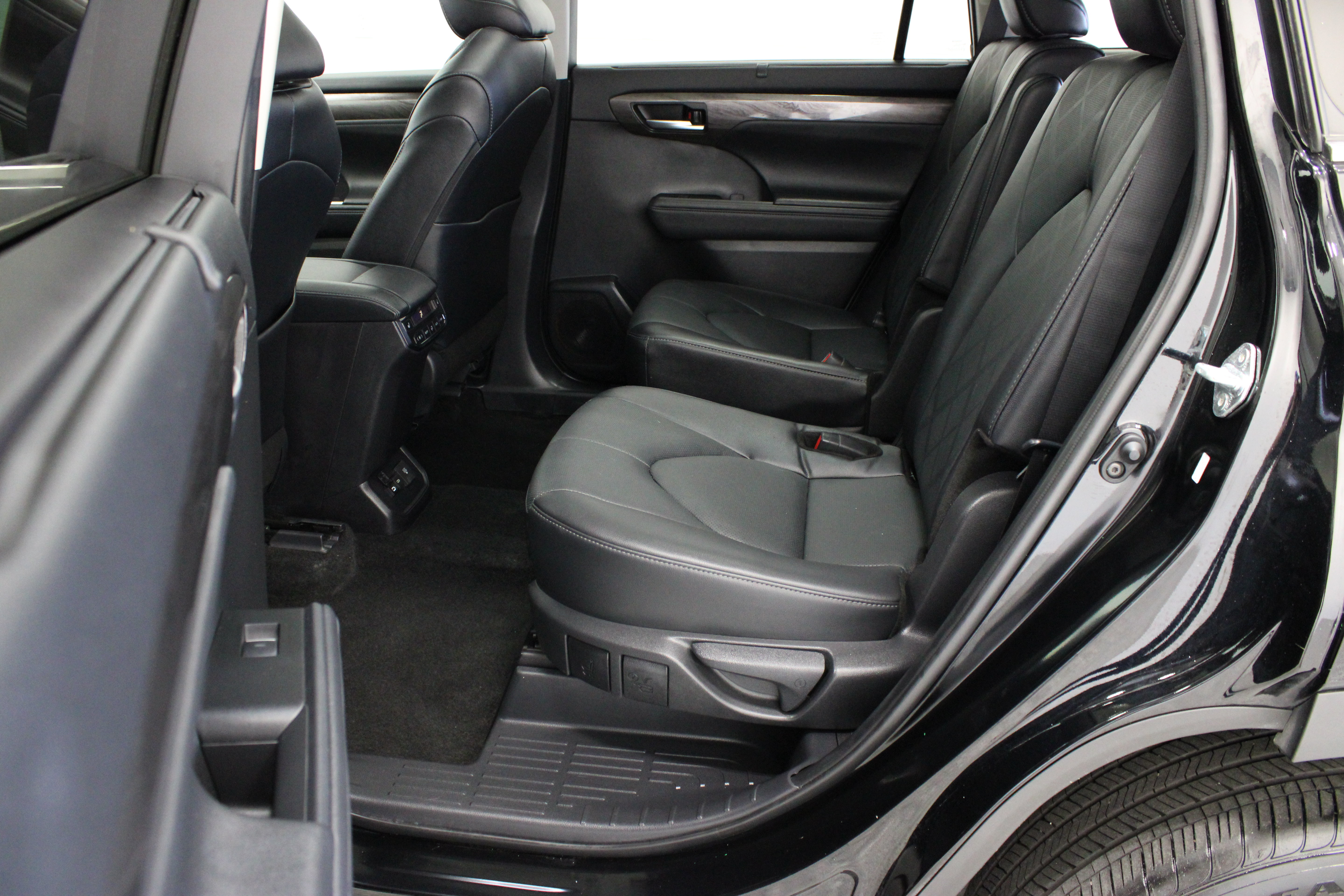 Used 2024 Toyota Highlander Platinum FWD image 30