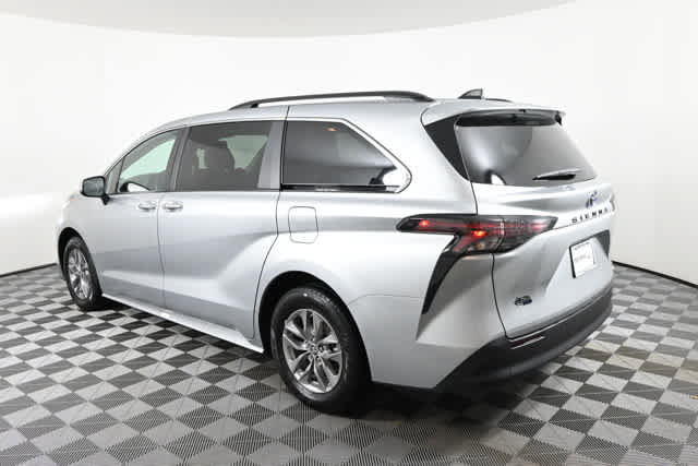 Used 2024 Toyota Sienna XLE image 8
