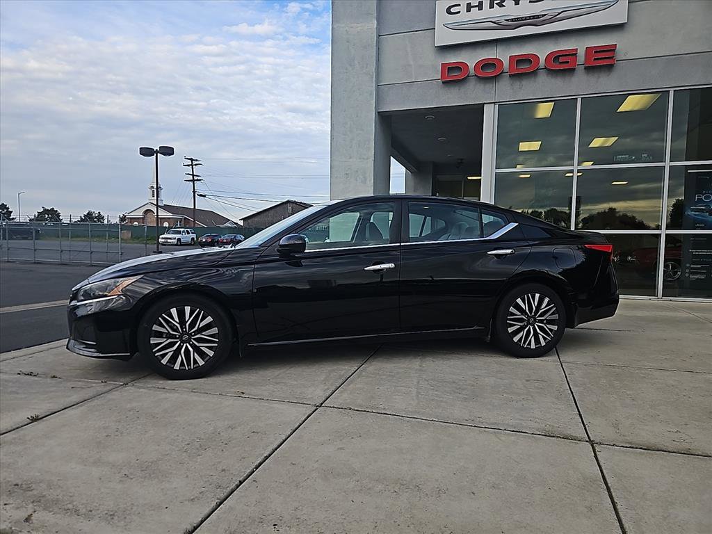 Used 2023 Nissan Altima 2.5 SV w/ SV Premium Package image 2