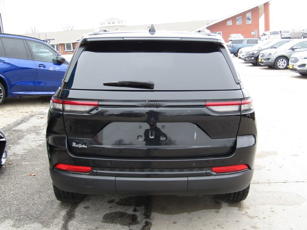 Used 2024 Jeep Grand Cherokee Altitude image 4