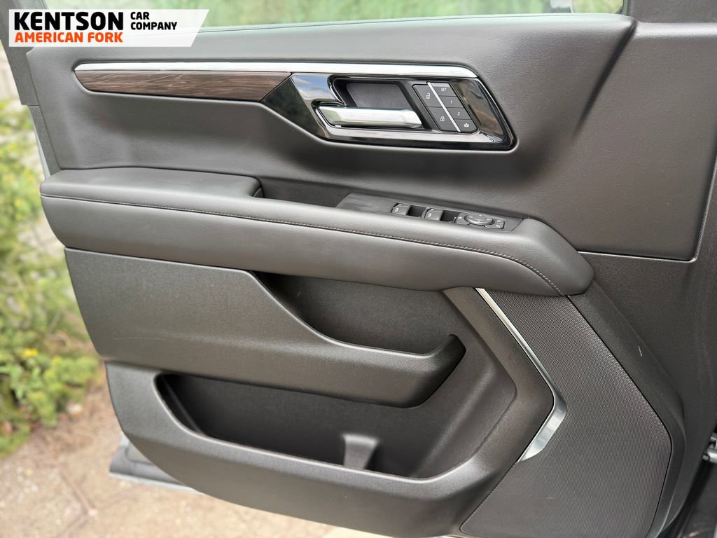 Used 2025 Chevrolet Suburban Z71 AWD/4WD image 21