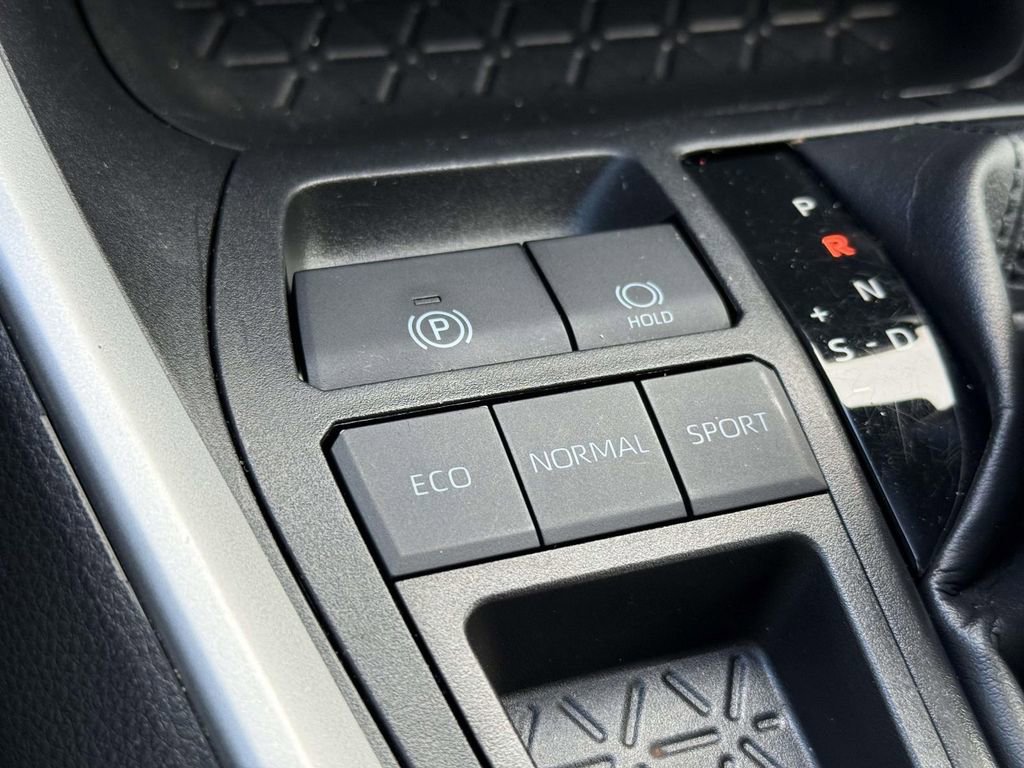 Used 2021 Toyota RAV4 LE image 22