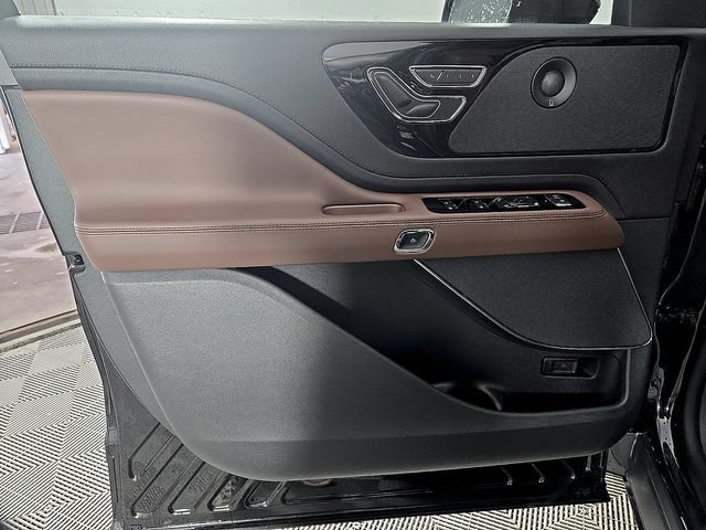 New 2026 Lincoln Aviator Reserve w/ Jet Appearance Package AWD/4WD image 12