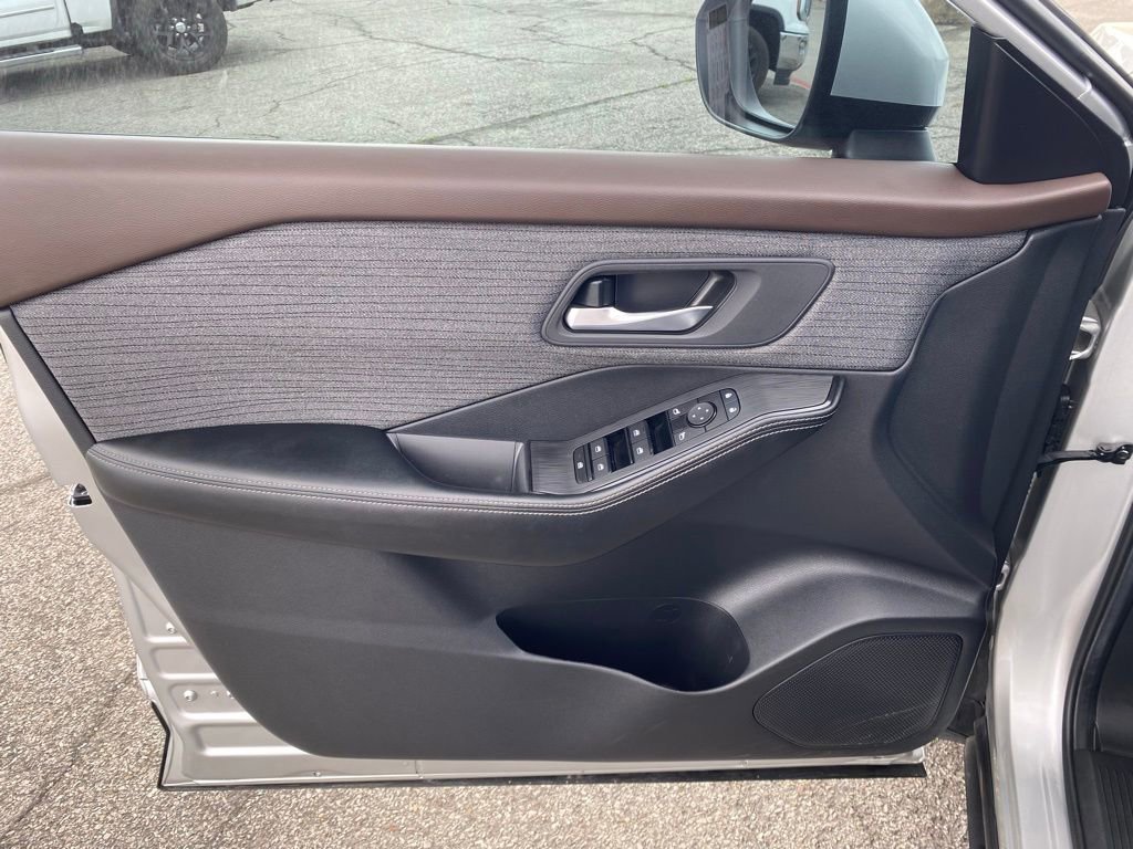 Used 2023 Nissan Rogue SV image 12