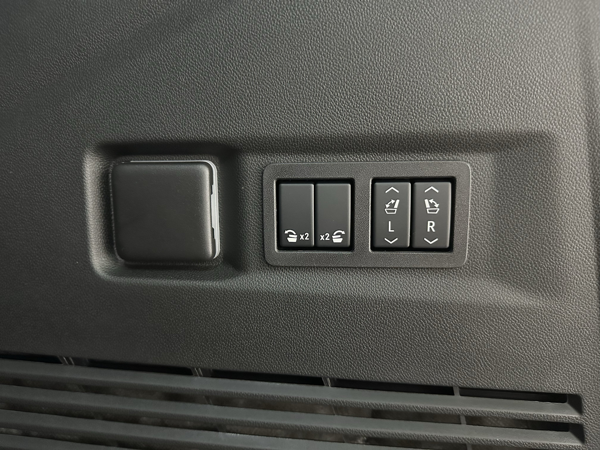 New 2027 GMC Yukon Denali w/ Sun & Power Step Package AWD/4WD image 9