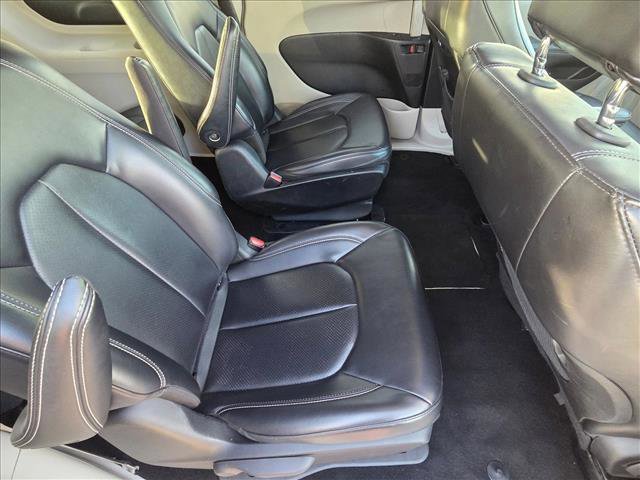 Used 2024 Chrysler Pacifica Select image 19
