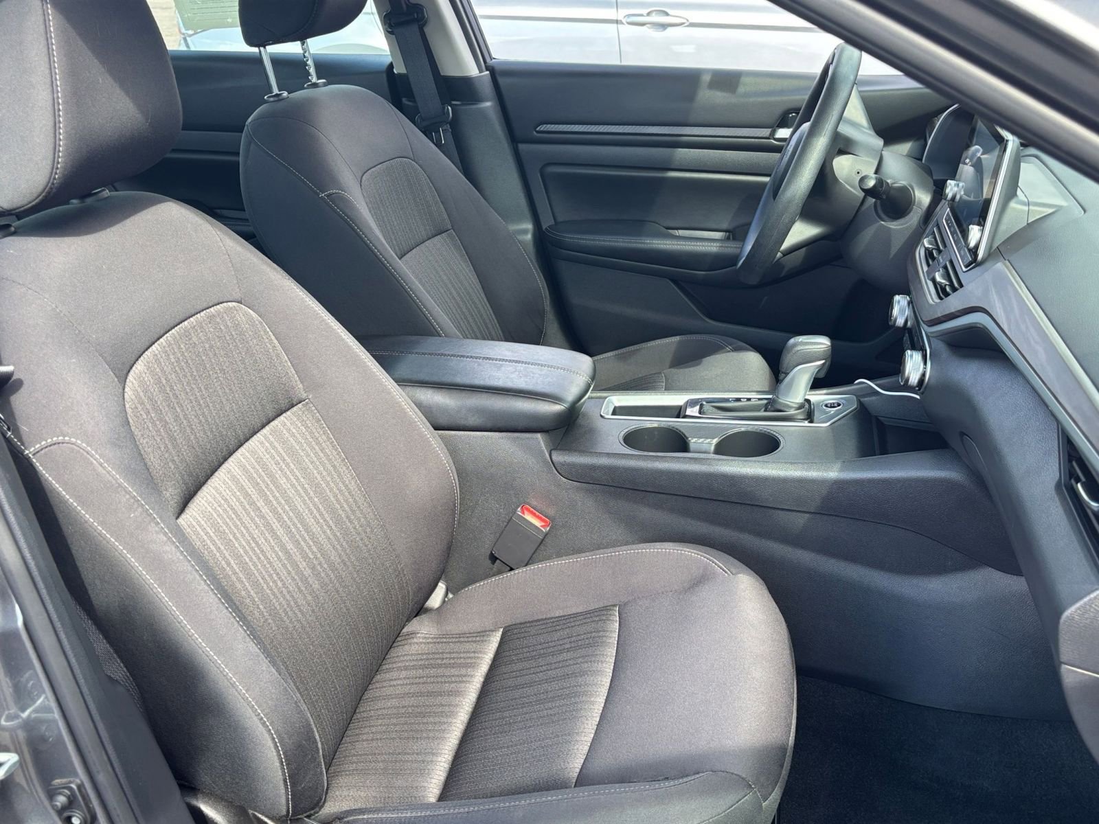 Used 2025 Nissan Altima 2.5 SV FWD image 34