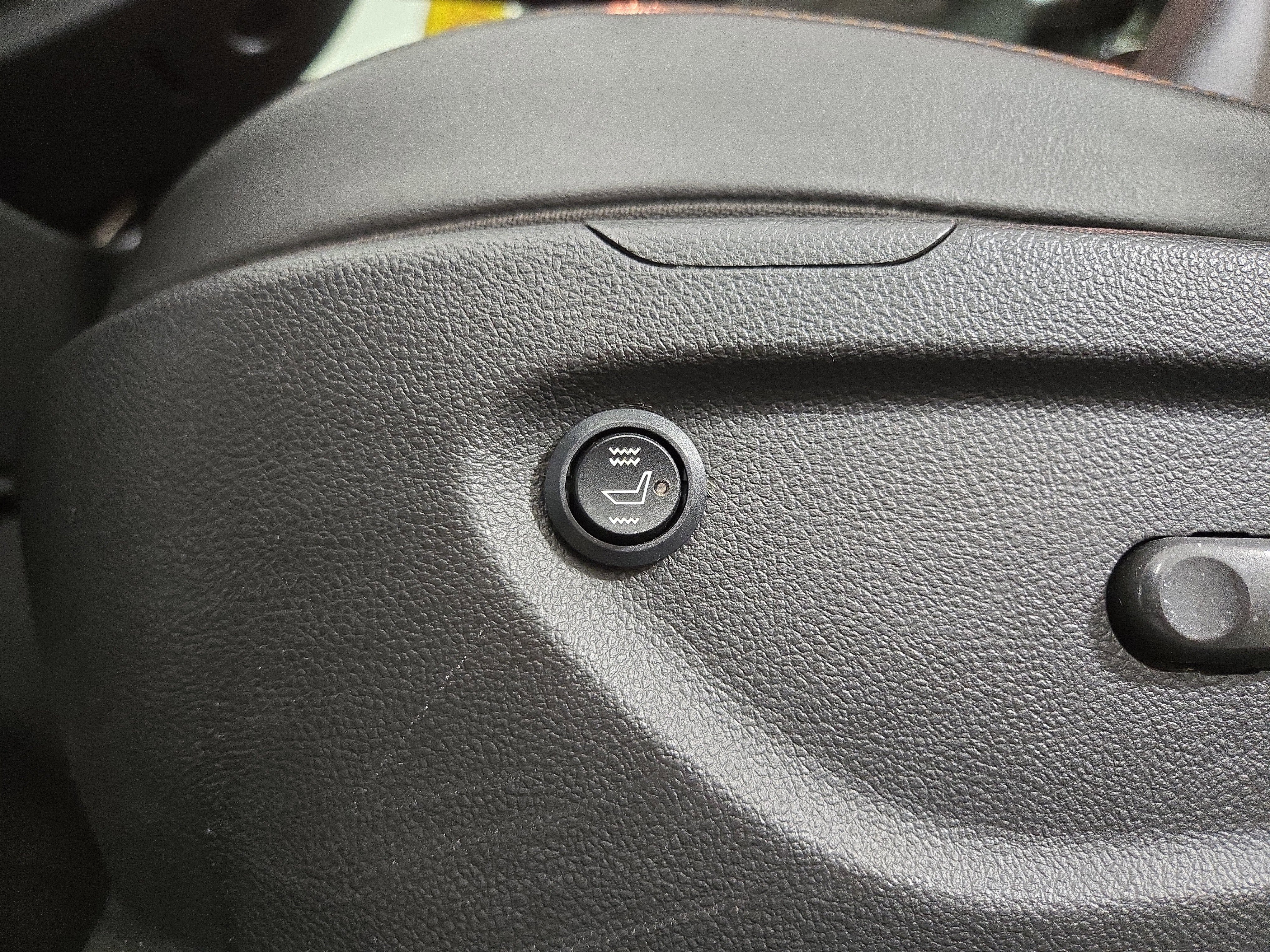 Used 2019 Chevrolet Trax LT w/ LT Convenience Package image 31