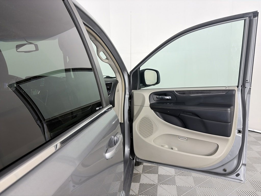 Used 2015 Chrysler Town & Country Touring image 28