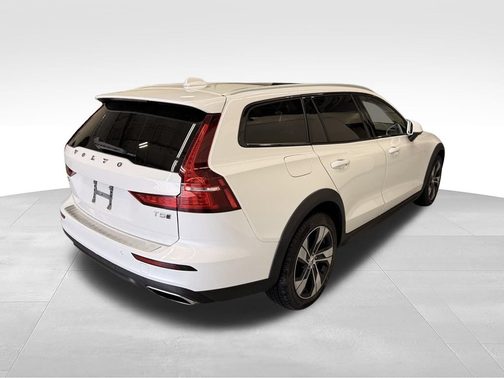 Used 2022 Volvo V60 T5 Cross Country AWD/4WD image 6