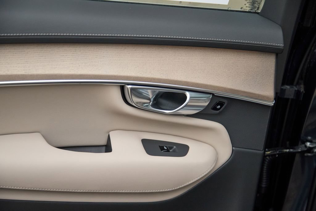 New 2026 Volvo XC90 B5 Plus w/ Protection Package image 18
