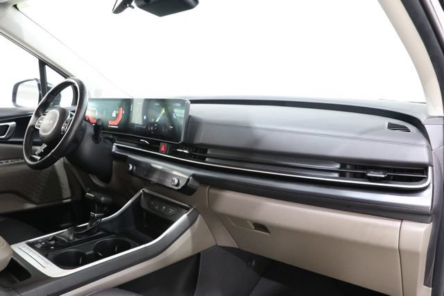 Used 2025 Kia Carnival FWD image 16