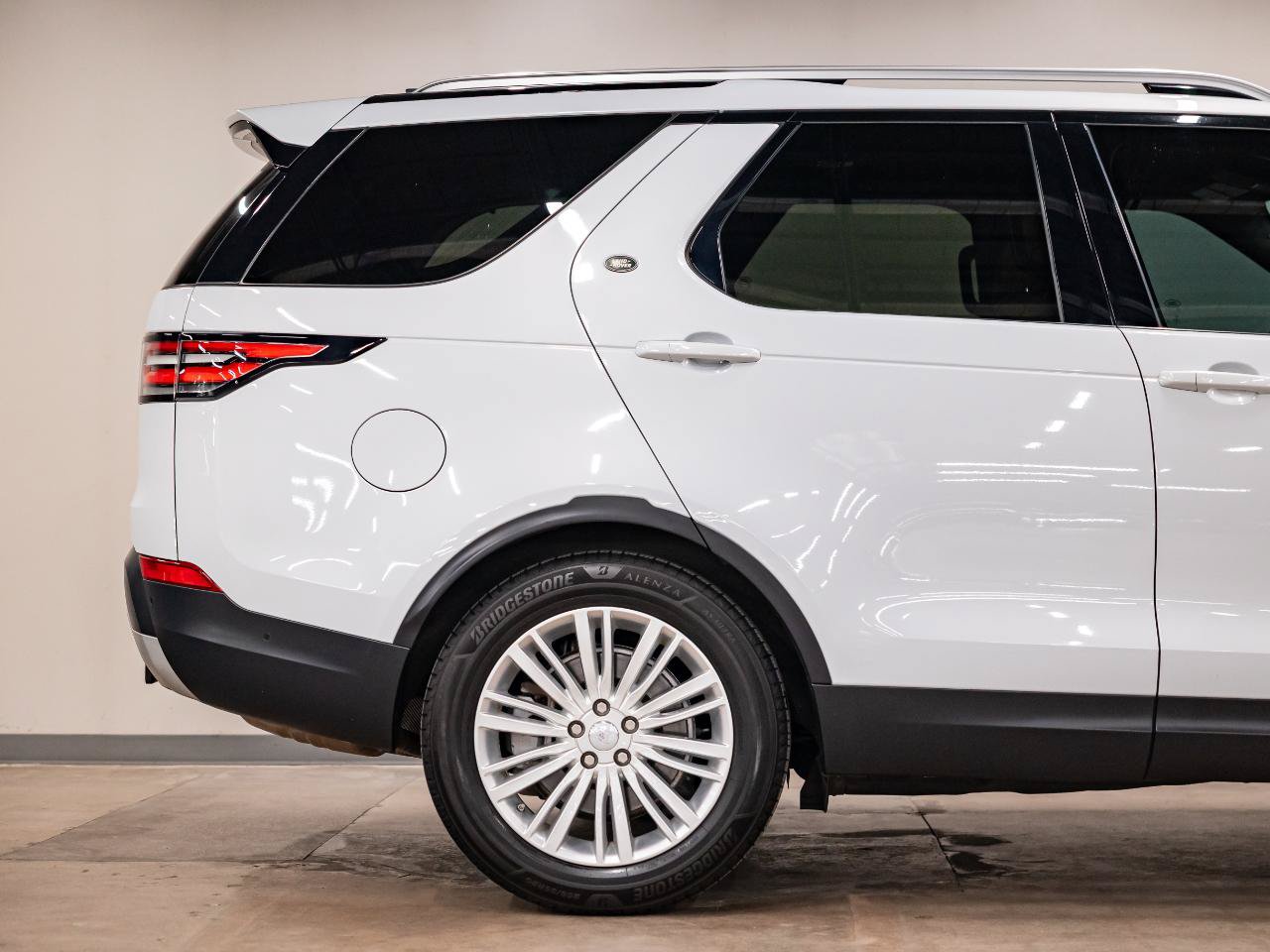 Used 2019 Land Rover Discovery HSE AWD/4WD image 36