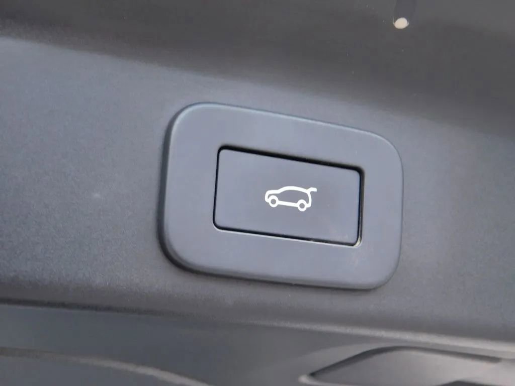 Used 2025 Jaguar F-PACE R-Dynamic S image 7