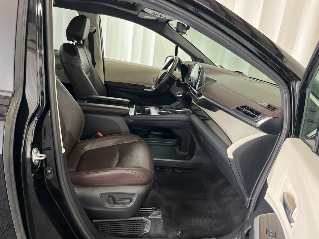 Used 2023 Toyota Sienna Platinum AWD/4WD image 22