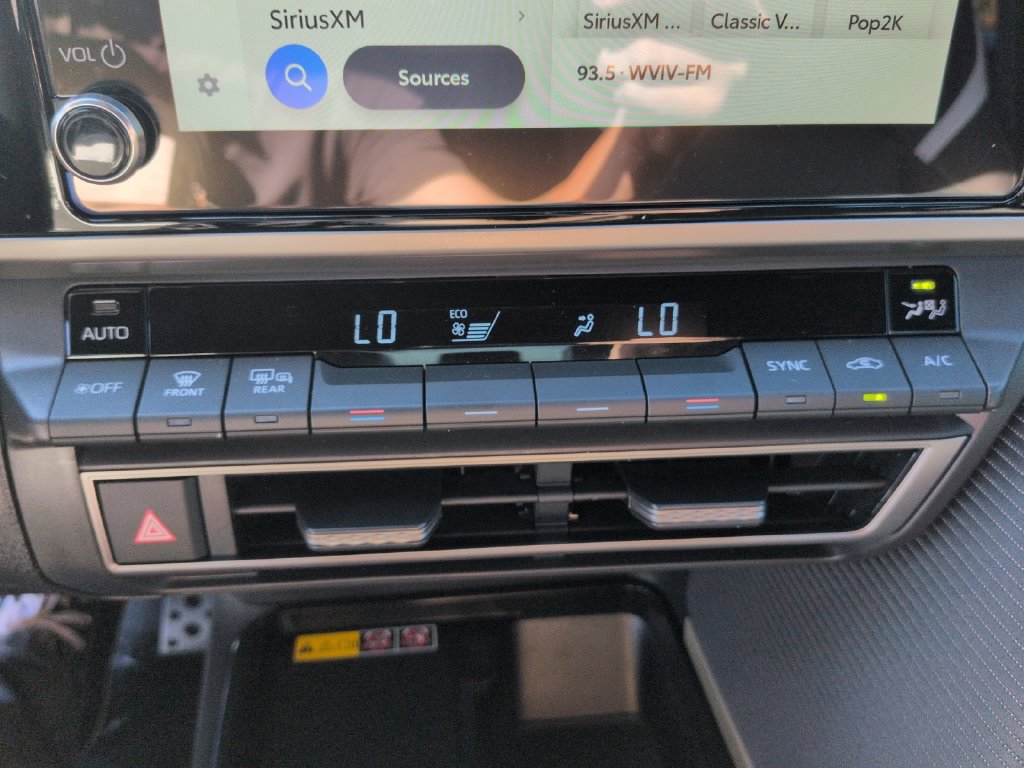 Used 2025 Toyota Camry SE FWD image 16