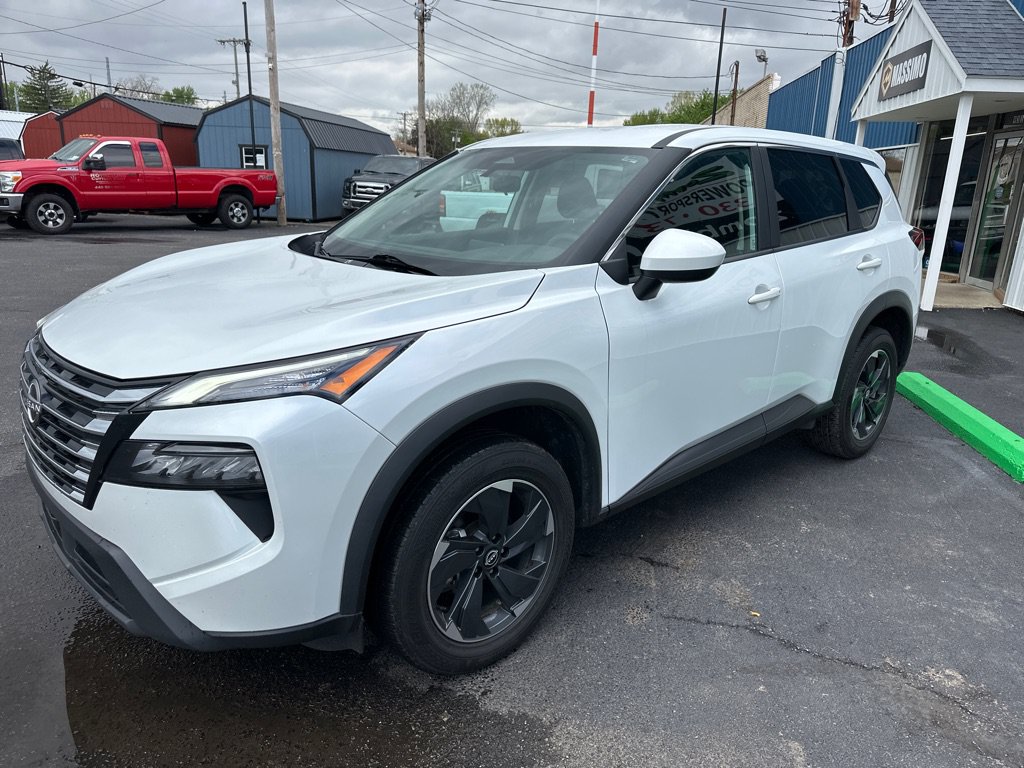 Used 2024 Nissan Rogue SV AWD/4WD image 3