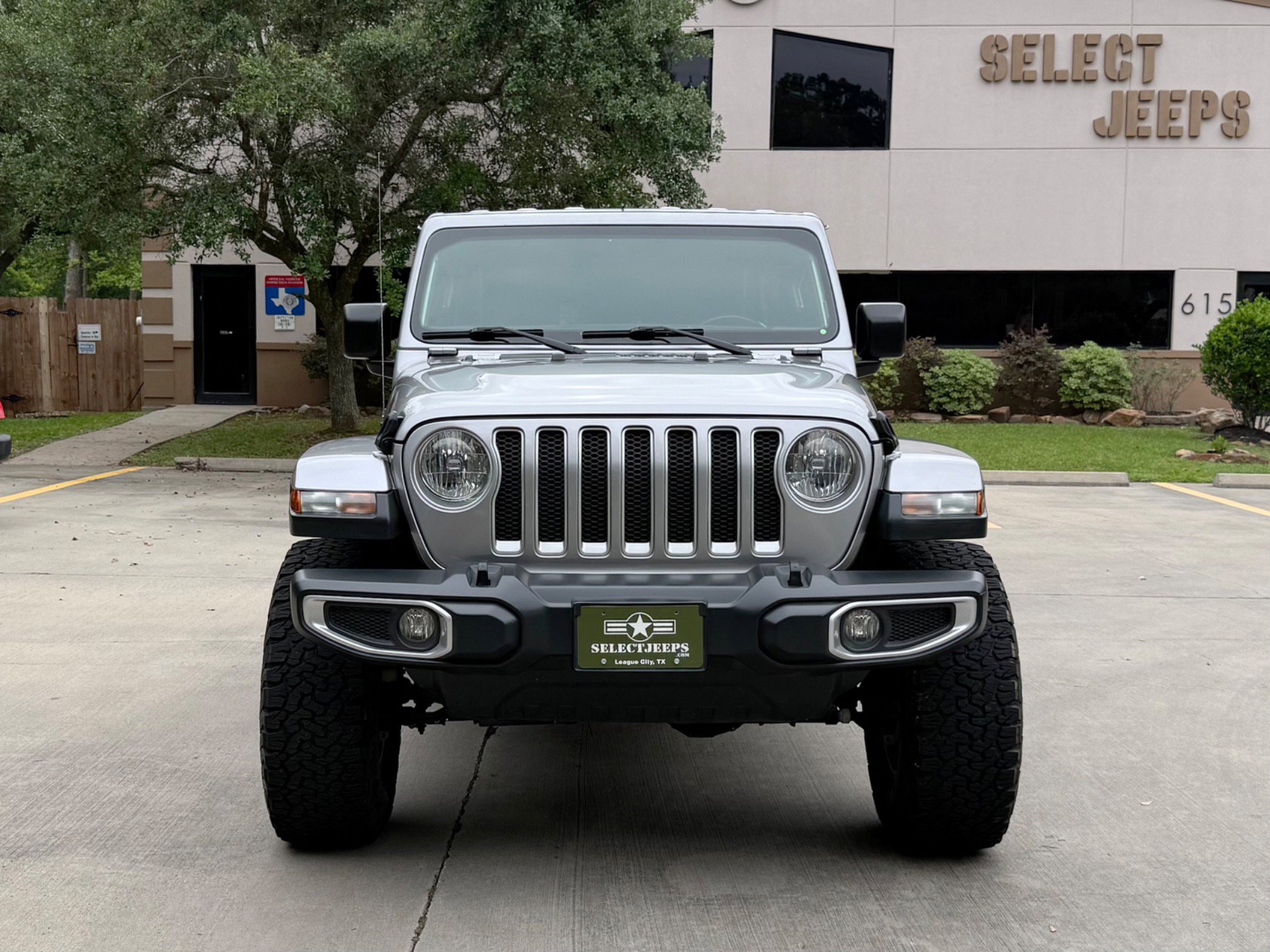 Used 2018 Jeep Wrangler Unlimited Sahara AWD/4WD image 2