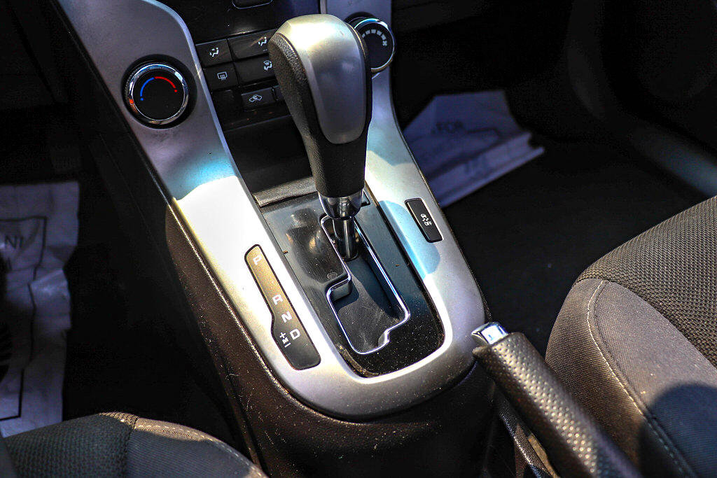 Used 2015 Chevrolet Cruze LT w/ Technology Package image 16