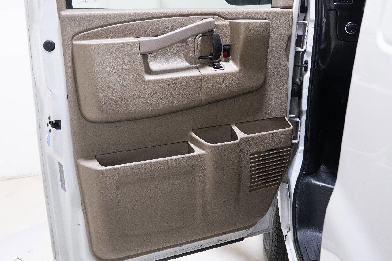 Used 2017 Chevrolet Express 2500 image 27